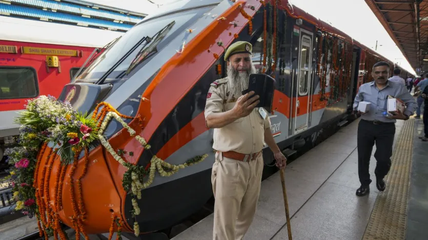 वंदे भारत स्लीपर ट्रेन को 180 किमी प्रति घंटे की अधिकतम गति से चलने के लिए डिजाइन किया गया है।