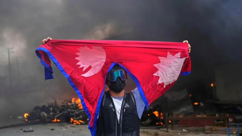 नेपाल की सड़कों पर आंदोलन कर रहे युवाओं ने ना सिर्फ संसद भवन में आग लगाई बल्कि नेपाल सरकार के कई मंत्रियों के घरों को फूंक दिया।