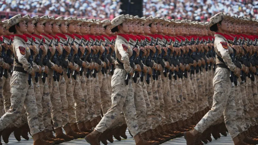 ଚୀନର ଅତ୍ୟାଧୁନିକ ମହିଳା ସେନା ଏହି ପରେଡରେ ଅଂଶଗ୍ରହଣ କରନ୍ତି।