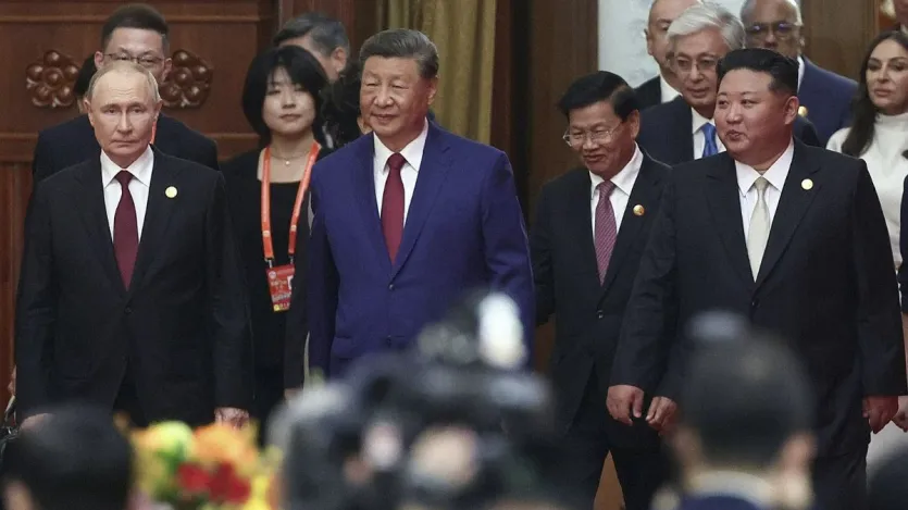 ଚୀନ୍ ତା’ର ଚିର ପ୍ରତିଦ୍ୱନ୍ଦ୍ୱୀ ରୁଷ ଏବଂ ଉତ୍ତର କୋରିଆର ରାଷ୍ଟ୍ରମୁଖ୍ୟଙ୍କୁ ଆତିଥ୍ୟ ଦେଇ ଆମେରିକାକୁ ଲଜ୍ଜିତ କରିଛି। ରୁଷ ରାଷ୍ଟ୍ରପତି ପୁଟିନ୍ (ବାମ) ଏବଂ ଉତ୍ତର କୋରିଆ ନେତା କିମ୍ ଜୋଙ୍ଗ ଉନ୍ (ଡାହାଣ) ଚୀନ୍ ରାଷ୍ଟ୍ରପତି ସି ଜିନପିଙ୍ଗଙ୍କ ପାଖରେ ଠିଆ ହୋଇଛନ୍ତି।