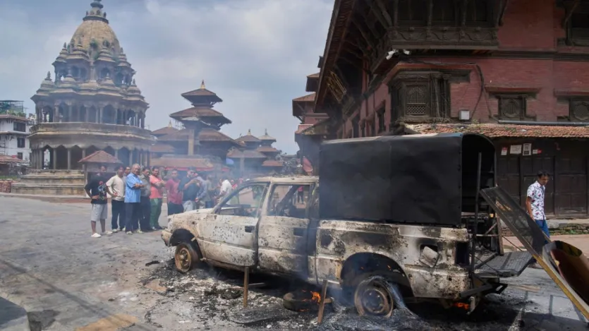 प्रदर्शनकारी दुकान को, सरकारी दफ्तरों को निशाना बना रहे हैं। जगह-जगह सुरक्षाबल तैनात हैं लेकिन प्रदर्शनकारियों को रोक पाने में कामयाबी नहीं मिल रही। नेपाल के अलग-अलग शहरों में अफरा-तफरी का माहौल है। हिंसा में अब तक 21 लोगों की मौत हो चुकी है और 350 से ज्यादा लोग घायल हैं।