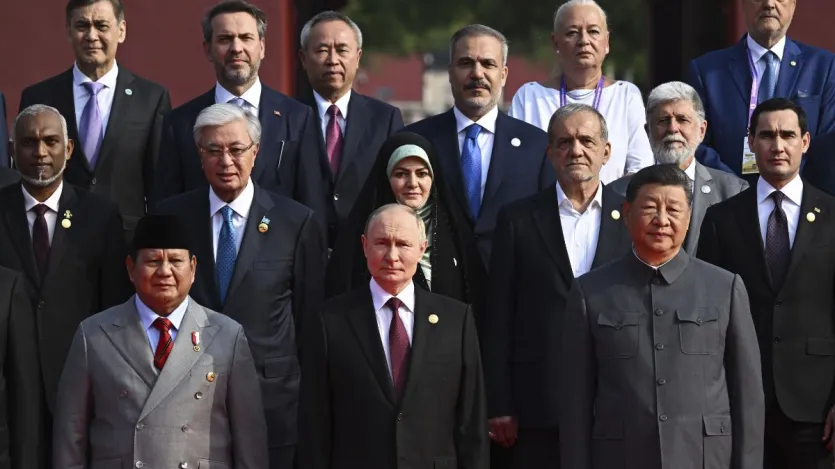 ରୁଷ ରାଷ୍ଟ୍ରପତି ପୁଟିନଙ୍କ ସମେତ ୨୬ ଜଣ ବିଶ୍ୱ ନେତା ଏବଂ ତାଙ୍କ ଡାହାଣ ପାର୍ଶ୍ୱରେ ଠିଆ ହୋଇଥିବା ଚୀନ୍ ରାଷ୍ଟ୍ରପତି ଭ୍ଲାଦିମିର ପୁଟିନ, ନେପାଳର ପ୍ରଧାନମନ୍ତ୍ରୀ ଏବଂ ମାଳଦ୍ୱୀପ ରାଷ୍ଟ୍ରପତି ଉପସ୍ଥିତ ଥିଲେ।