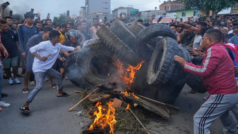 ये विद्रोह GEN-Z का है जिसने भ्रष्टाचार और नेपो बेबी के खिलाफ मोर्चा खोला जिसकी वजह से नेपाल के प्रधानमंत्री को इस्तीफा देना पड़ा।