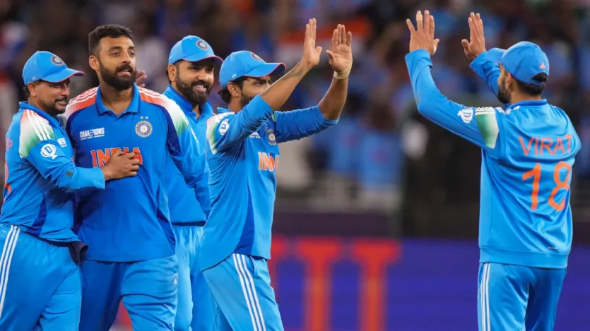 वरुण चक्रवर्ती T20I गेंदबाजों की रैंकिंग में शीर्ष पर मौजूद हैं। वरुण चक्रवर्ती की रेटिंग 733 है। टॉप-10 T20I गेंदबाजों की रैंकिंग में भारत के 2 गेंदबाज शामिल हैं। वरुण चक्रवर्ती के अलावा रवि बिश्नोई भी टॉप-10 में शुमार हैं।