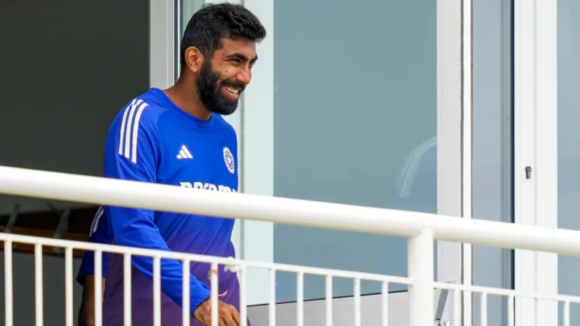 टेस्ट में भारत के स्टार तेज गेंदबाज जसप्रीत बुमराह का जलवा कायम है। जसप्रीत बुमराह टेस्ट में नंबर-1 गेंदबाज हैं। बुमराह की रेटिंग 889 है। टॉप-10 टेस्ट गेंदबाजों में जसप्रीत बुमराह इकलौते भारतीय गेंदबाज हैं।