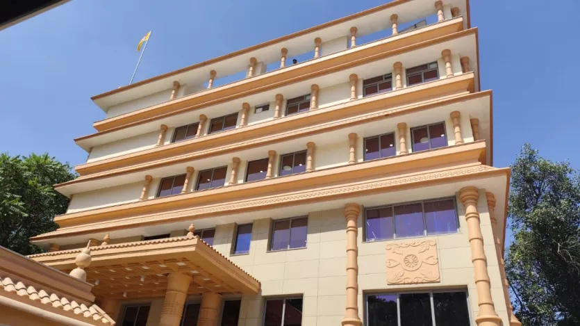 भाजपा की दिल्ली इकाई के विभिन्न प्रकोष्ठों और कर्मचारियों के कार्यालय दूसरी मंजिल पर होंगे, जबकि तीसरी मंजिल पर पार्टी उपाध्यक्षों, महासचिवों और सचिवों के कार्यालय होंगे। उन्होंने बताया कि सबसे ऊपरी मंजिल पर भाजपा की दिल्ली इकाई के अध्यक्ष और महासचिव (संगठन) के कार्यालय होंगे, साथ ही दिल्ली के सांसदों और प्रदेश इकाई के प्रभारियों के लिए कमरे होंगे।