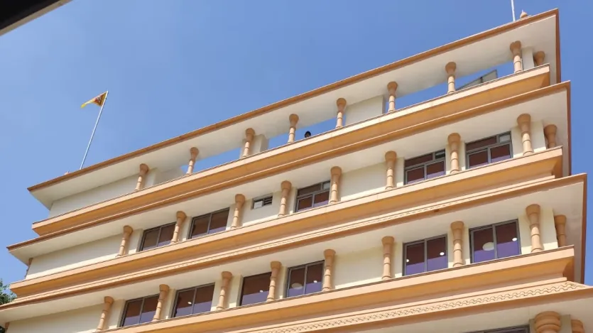 अब तक दिल्ली बीजेपी का ऑफिस पंत मार्ग पर चल रहा था। दिल्ली बीजेपी का नया दफ्तर 825 वर्ग मीटर प्लॉट पर बना है और कुल 30,000 वर्ग फीट निर्मित क्षेत्रफल में फैला है। इसमें पांच मंजिला इमारत और वाहन पार्किंग के लिए दो बेसमेंट की भी व्यवस्था है। कार्यालय के उद्घाटन की तैयारी भी पूरी कर ली गई है।