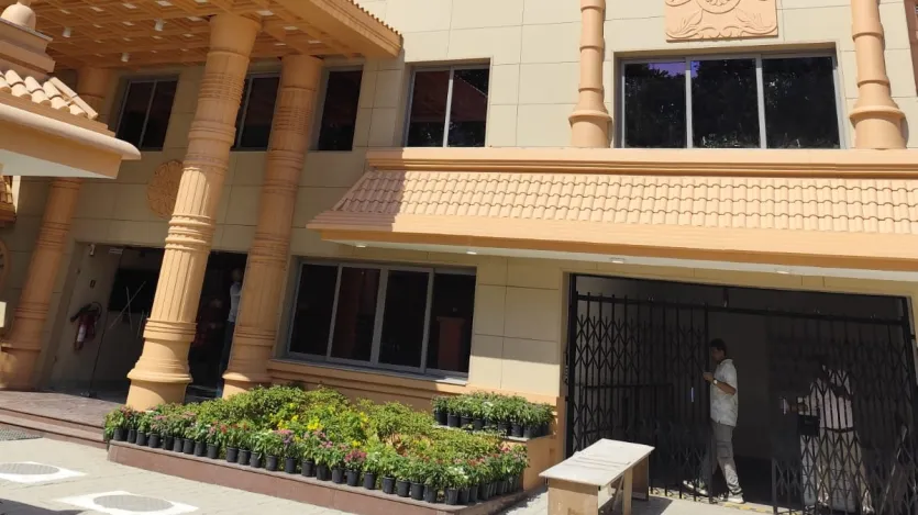 इस ऑफिस को पर्यावरण के अनुकूल और आधुनिक सुविधाओं से सुसज्जित बनाया गया है। भाजपा नेता ने बताया कि इस भवन में वाहन पार्किंग के लिए दो तलघर होंगे। भूतल पर एक कॉन्फ्रेंस रूम, स्वागत कक्ष और कैंटीन होगी, जबकि पहली मंजिल पर 300 लोगों के बैठने की क्षमता वाला एक सभागार होगा। उन्होंने आगे कहा, 