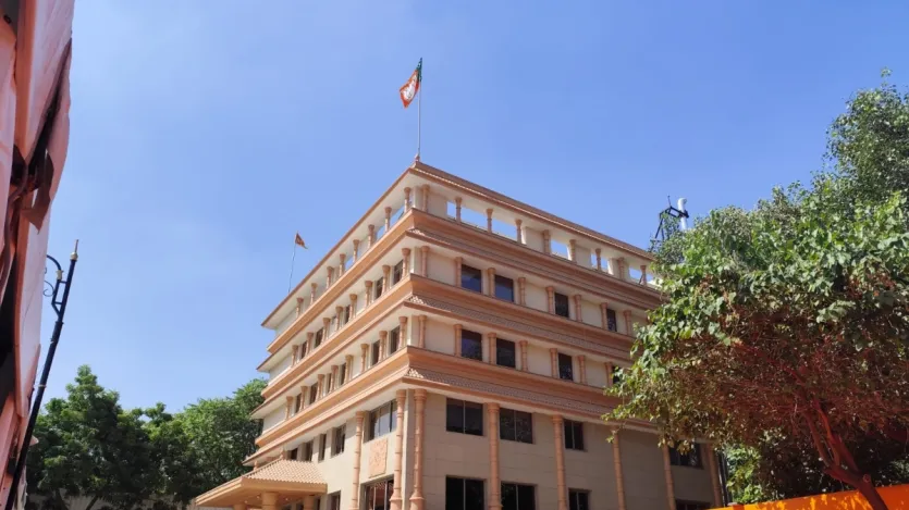 दिल्ली भाजपा वर्तमान में लुटियन्स दिल्ली स्थित पंडित पंत मार्ग पर गुरुद्वारा रकाबगंज के पास एक बंगले में स्थित मुख्यालय से कार्य कर रही है। भाजपा नेताओं ने बताया कि नए पार्टी कार्यालय में दक्षिण भारतीय वास्तुकला के तत्व समाहित हैं, जिसमें प्रवेश द्वार और अग्रभाग पर ऊंचे स्तंभ हैं। कुल 825 वर्ग मीटर के भूखंड पर फैली इस इमारत का क्षेत्रफल 30,000 वर्ग फुट है, जिसमें अग्रभाग, प्रवेश द्वार और स्तंभ शामिल हैं। 