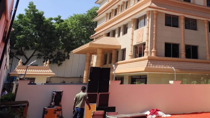 दीन दयाल उपाध्याय (डीडीयू) मार्ग पर स्थित भारतीय जनता पार्टी (भाजपा) की दिल्ली इकाई के नये कार्यालय के पास लोक निर्माण विभाग (पीडब्ल्यूडी) ने सड़क सुधार और सौंदर्यीकरण का काम मई के महीने में किया था। इसकी लागत 2.23 करोड़ रुपये है, जिसमें सिविल और बिजली संबंधी कार्य शामिल हैं। भाजपा की दिल्ली इकाई का कार्यालय लुटियंस दिल्ली में पंडित पंत मार्ग पर एक बंगले में स्थित है, जिसे अब डीडीयू मार्ग स्थित पार्टी के राष्ट्रीय मुख्यालय के पास ही स्थानांतरित किया जा रहा है। भाजपा की दिल्ली इकाई के नए भव्य कार्यालय का निर्माण 2023 में शुरू हुआ था। 
