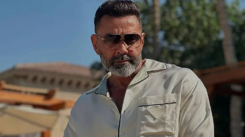 लंबे ब्रेक के बाद बॉबी देओल ने 2020 में 'आश्रम' में बाबा निराला बनकर ओटीटी पर दस्तक दी और इसने उनकी इमेज को पूरी तरह से बदलकर रख दिया। इस सीरीज में उन्होंने जो किरदार निभाया, फिल्मों में निभाए उनके किरदार से बिलकुल अलग था। जहां 90 के दशक में बॉबी देओल ने रोमांटिक हीरो के किरदार निभाए, वहीं इस सीरीज में उन्होंने एक भ्रष्ट व्यक्ति का किरदार निभाया।