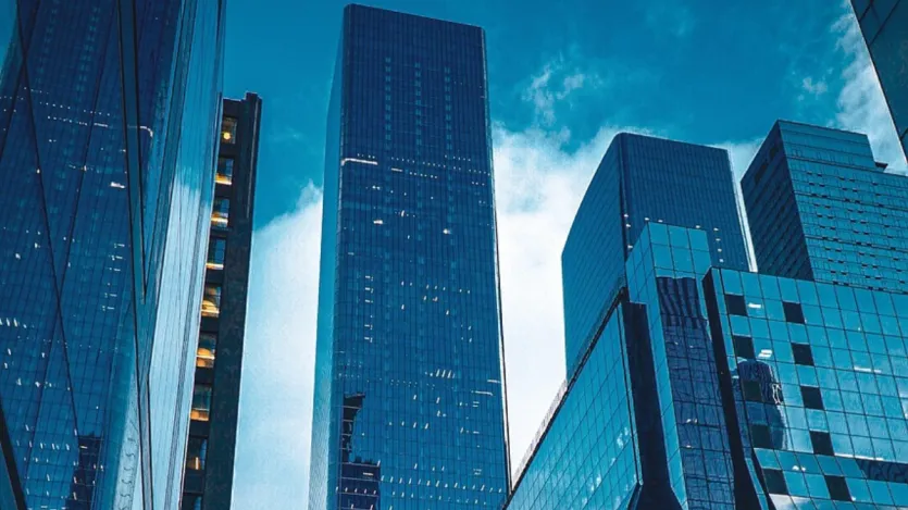 गगनचुंबी इमारतों के मामले में संयुक्त राज्य अमेरिका दूसरे स्थान पर है। अमेरिका में 900 से अधिक ऊंची इमारतें हैं।