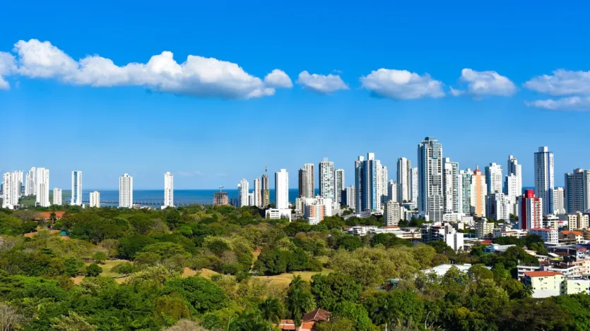 मलेशिया ऊंची इमारतों के मामले में चौथे नंबर पर है। मलेशिया में 310 से ज्यादा ऊंची इमारतें हैं।