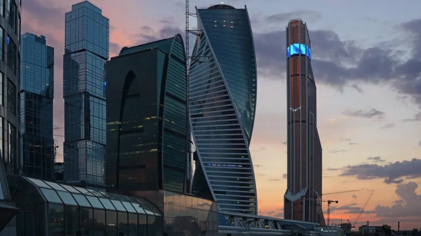 चीन में 120 इमारतें 300 मीटर से ज्यादा ऊंची हैं। ऐसे में गगनचुंबी इमारतों को लेकर चीन दूसरे देशों से कहीं आगे है।