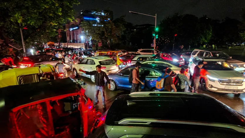 नोएडा, दिल्ली और फरीदाबाद में भी बारिश से जगह-जगह पानी भर गया और ट्रैफिक बुरी तरह प्रभावित हुआ। अधिकारियों का कहना है कि ड्रेनेज सिस्टम पूरी तरह से ओवरलोड हो चुका है और राहत दल लगातार तैनात हैं।