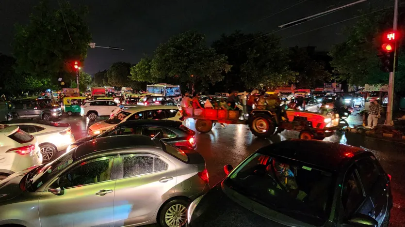 बारिश की वजह से शहर के कई इलाकों में सड़कों पर चार-चार फीट तक पानी भर गया, जिससे सड़कें मिनी-स्विमिंग पूल में बदल गईं। भारी बारिश के बाद प्रशासन ने एक एडवाइजरी जारी करते हुए स्कूल और कॉर्पोरेट ऑफिसों को ऑनलाइन काम करने की सलाह दी। 