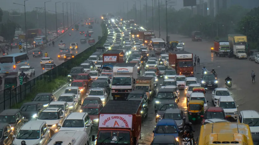 गुरुग्राम के सिकंदरपुर, सोहना रोड और गोल्फ कोर्स रोड पर पानी इतना भर गया कि कारें आधी डूब गईं। कई जगह लोग रातभर फंसे रहे और उन्हें रेस्क्यू करना पड़ा।