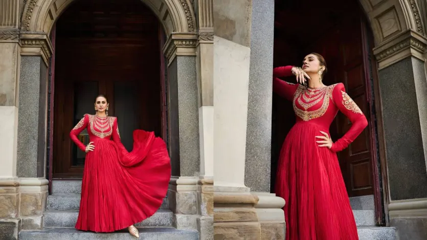 उन्होंने चुना एक बिल्कुल परफेक्ट अरमानी ब्लैक पैंटसूट, ऐसा पहनावा जो जितना स्टाइलिश था, उतना ही बयानबाज भी। टोरंटो में अपनी अगली फिल्म ‘बयान’ के प्रमोशन के दौरान हुमा ने यह लुक चुना। लेकिन यह कोई आम फैशन चॉइस नहीं थी। यह था एक हार्दिक सम्मान महान डिजाइनर जॉर्जियो अरमानी के लिए, जिन्होंने हाल ही में इस दुनिया को अलविदा कहा। हुमा ने अपने लुक के जरिए न सिर्फ उनकी डिजाइनिंग विरासत को सलाम किया, बल्कि यह भी दिखाया कि क्लासिक पहनावे में भी ताकत होती है। उन्होंने चुना एक बिल्कुल परफेक्ट अरमानी ब्लैक पैंटसूट, ऐसा पहनावा जो जितना स्टाइलिश था, उतना ही बयानबाज भी। टोरंटो में अपनी अगली फिल्म ‘बयान’ के प्रमोशन के दौरान हुमा ने यह लुक चुना। लेकिन यह कोई आम फैशन चॉइस नहीं थी। यह था एक हार्दिक सम्मान महान डिजाइनर जॉर्जियो अरमानी के लिए, जिन्होंने हाल ही में इस दुनिया को अलविदा कहा। हुमा ने अपने लुक के जरिए न सिर्फ उनकी डिजाइनिंग विरासत को सलाम किया, बल्कि यह भी दिखाया कि क्लासिक पहनावे में भी ताकत होती है।