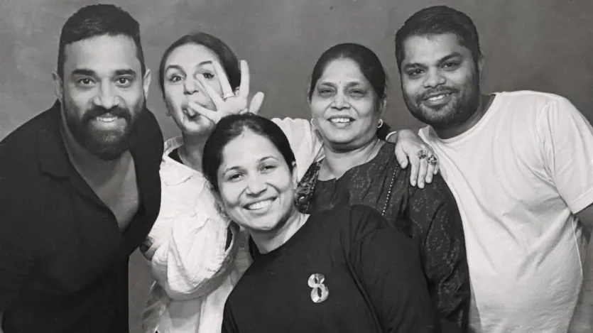 अब आपको बताते हैं कि असल में हुमा कुरैशी के बॉयफ्रेंड हैं कौन और करते क्या हैं? रचित सिंह एक जाने-माने एक्टिंग कोच हैं, जो बॉलीवुड के कई बड़े सितारों जैसे आलिया भट्ट, रणवीर सिंह और विक्की कौशल के साथ काम कर चुके हैं। कहा जाता है कि इन सितारों को उन्होंने बाकायदा ट्रेनिंग दी है। एक्टिंग की दुनिया में उनकी अच्छी पकड़ और अनुभव के चलते उन्हें एक भरोसेमंद और पसंदीदा कोच माना जाता है। एक्टिंग कोच के रूप में काम करने के अलावा, रचित ने अपने अभिनय कौशल का प्रदर्शन भी किया है।