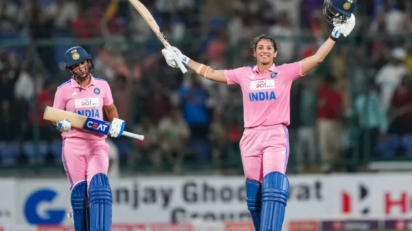 स्मृति मंधाना ने ऑस्ट्रेलिया के खिलाफ तीसरे वनडे में शानदार बल्लेबाजी करते हुए शतक लगाया। उन्होंने इस मैच में सिर्फ 50 गेंदों में अपनी सेंचुरी पूरी की और वह भारत के लिए वनडे (मेंस & वुमेंस) में सबसे तेज शतक लगाने वाली खिलाड़ी बन गई हैं। मंधाना इस मैच में 63 गेंदों में 125 रन बनाकर आउट हुईं। इस मामले में उन्होंने टीम इंडिया के दिग्गज बल्लेबाज विराट कोहली का रिकॉर्ड तोड़ा है।