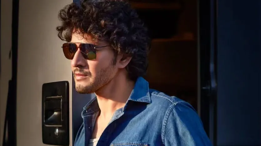 महेश बाबू के पीछे भी फैंस बेकाबू हो चुके हैं। जनवरी 2024 में महेश बाबू की फिल्म 'गुंटूर कारम' के प्री-रिलीज इवेंट में भगदड़ मच गई थी। इसके कुछ वीडियो भी सामने आए थे, जिसमें सुपरस्टार के फैंस को उनकी एक झलक की ख्वाहिश में खंभों पर चढ़े देखा गया था। इस घटना में एक पुलिसकर्मी गंभीर रूप से घायल हो गया था।