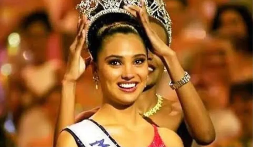 勞拉·杜塔(Lara Dutta)在2000年贏得了環球小姐冠軍,並以“安達茲”(Andaz)的身份首次亮相寶萊塢。他通過在“無參賽作品”和“合作夥伴”等電影中做出色的作品來贏得觀眾的心。 勞拉·杜塔(Lara Dutta)在2000年贏得了環球小姐冠軍,並以“安達茲”(Andaz)的身份首次亮相寶萊塢。他通過在“無參賽作品”和“合作夥伴”等電影中做出色的作品來贏得觀眾的心。