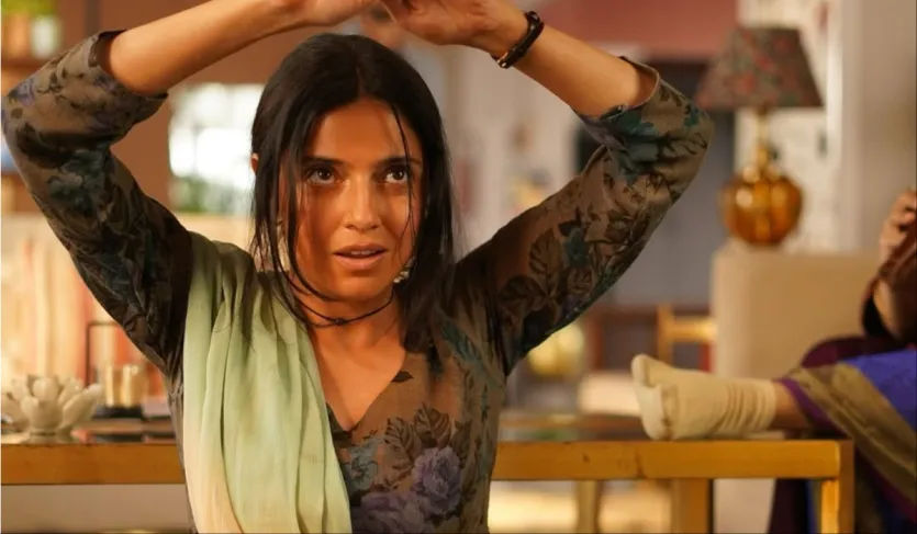 दिव्या खोसला कुमार और नील नितिन मुकेश की डार्क कॉमेडी फिल्म 'एक चतुर नार' का निर्देशक 'ओह माय गॉड' के निर्देशक उमेश शुक्ला ने किया हैं। हालांकि, फिल्म की कहानी दर्शकों को कुछ खास पसंद नहीं आ रही है। बॉक्स ऑफिस पर भी इस फिल्म का जादू नहीं चल पाया।