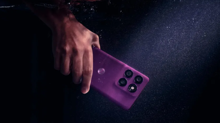 Motorola Edge 60 Pro को इस सेल में 24,999 रुपये की शुरुआती कीमत में खरीदा जा सकेगा। यह फोन 29,999 रुपये की शुरुआती कीमत में लॉन्च हुआ था। फोन की कीमत में 5,000 रुपये की कटौती की गई है। यह फोन फ्लैगशिप 50MP के ट्रिपल कैमरा सेटअप, 120Hz AMOLED डिस्प्ले जैसे तगड़े फीचर्स के साथ आता है।