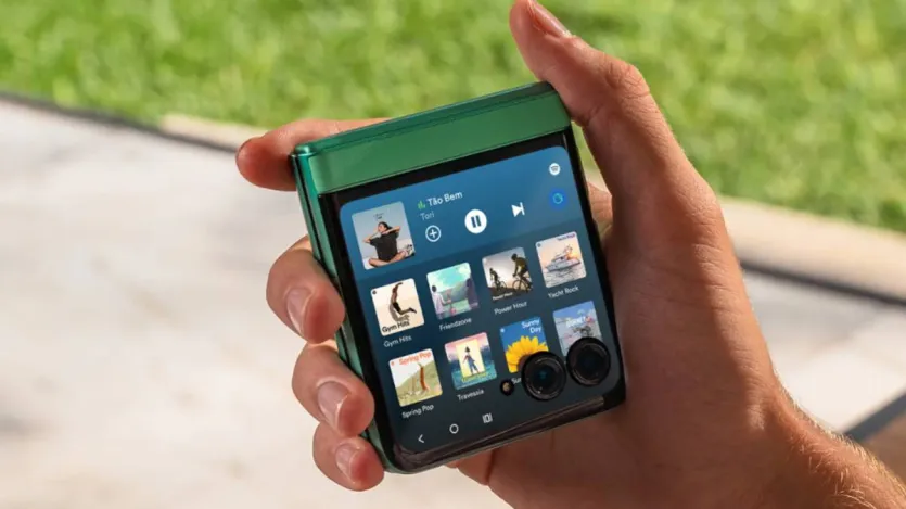 Motorola के फोल्डेबल फोन Moto Razr 60 की कीमत में भी भारी कटौती की गई है। यह फोल्डेबल फोन लॉन्च प्राइस से 10,000 रुपये सस्ते में मिलेगा। 49,999 रुपये की शुरुआती कीमत में लॉन्च हुआ यह फोन 39,999 रुपये की शुरुआती कीमत में घर ला सकते हैं। फोन में फ्लेक्सिबल फोल्डेबल स्क्रीन दी गई है। वहीं, इसमें बड़ा सेकेंडरी डिस्प्ले मिलेगा।