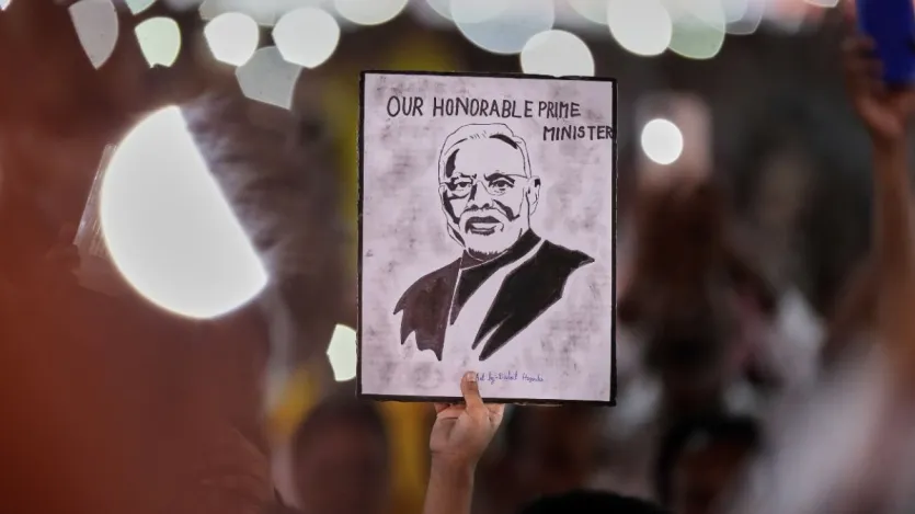 सार्वजनिक जीवन में इतना लंबा वक्त गुजारने के बाद भी प्रधानमंत्री नरेंद्र मोदी की लोकप्रियता में कोई कमी नहीं आई है। यह तस्वीर प्रधानमंत्री की एक जनसभा की है जहां उनका एक प्रशंसक उनकी तस्वीर लिए हुए है।