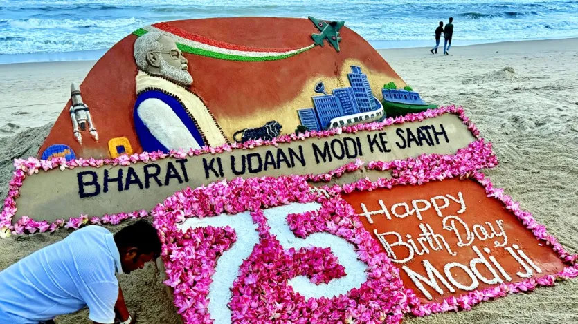 सैंड आर्टिस्ट सुदर्शन पटनायक ने प्रधानमंत्री नरेंद्र मोदी के 75वें जन्मदिन की पूर्व संध्या पर पुरी समुद्र तट पर एक रेत की मूर्ति बनाई। पटनायक अक्सर रेत पर इस तरह की कलाकारी करते हैं और अपनी इस कला के लिए देश-विदेश में जाने जाते हैं।