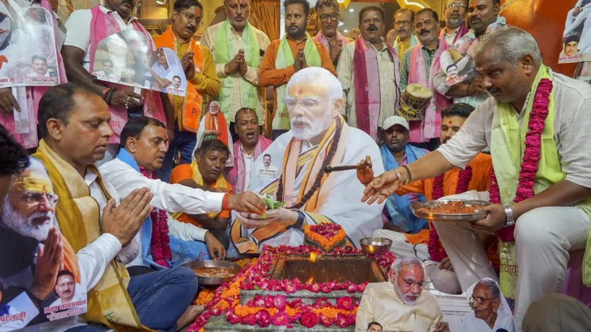 प्रधानमंत्री नरेंद्र मोदी के 75वें जन्मदिन की पूर्व संध्या पर बीजेपी कार्यकर्ताओं ने उत्तर प्रदेश के वाराणसी में एक मंदिर में विशेष हवन और पूजन किया। हवन और पूजा के दौरान प्रधानमंत्री की अच्छी सेहत और लंबी उम्र की कामना की गई। बता दें कि प्रधानमंत्री मोदी वाराणसी लोकसभा सीट से ही सांसद हैं।