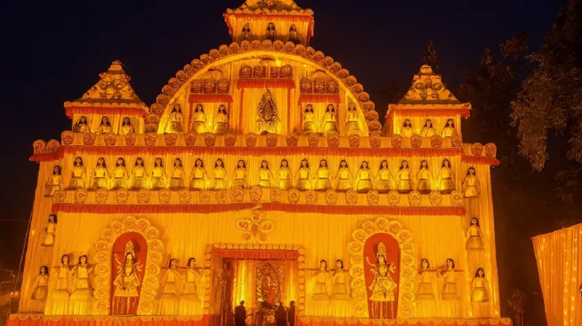 नवोदय पूजा समिति की ओर से नोएडा के सेक्टर 55 में माता रानी का पांडाल सजाया गया है। यहां भव्य दुर्गा पूजा का आयोजन किया जा रहा है।