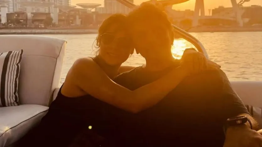 अहान पांडे और अनीत पड्डा स्टारर 'सैयारा' के निर्देशक मोहित सूरी ने बॉलीवुड को और भी कई रोमांटिक फिल्में दी हैं। ऐसी फिल्में जिन्हें देखकर दर्शक अपने आंसू आज भी नहीं रोक पाते। लेकिन, क्या आप मोहित सूरी की रियल लाइफ लव स्टोरी से वाकिफ हैं?