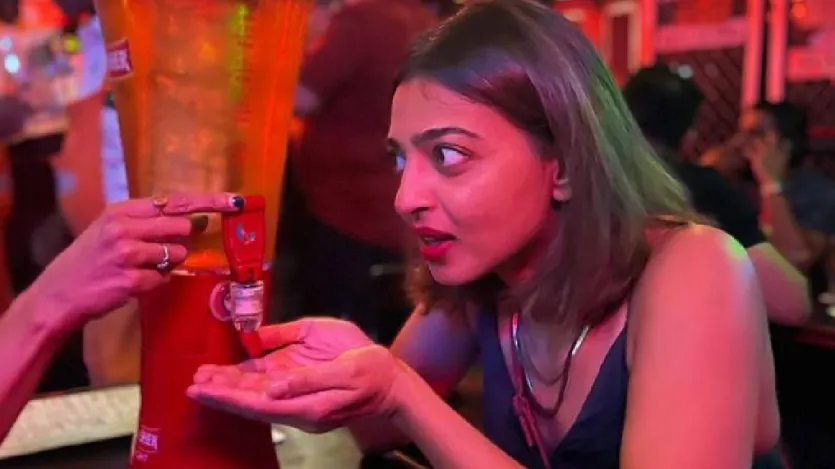 राधिका अब तक अपने करियर में सिर्फ हिंदी ही नहीं, तमिल, तेलुगु, मराठी और बंगाली सिनेमा में भी काम कर चुकी हैं। खास बात तो ये है कि उन्हें 1-2 नहीं सात भाषाएं आती हैं और पढ़ाई के मामले में भी वह बिलकुल पीछे नहीं हैं।