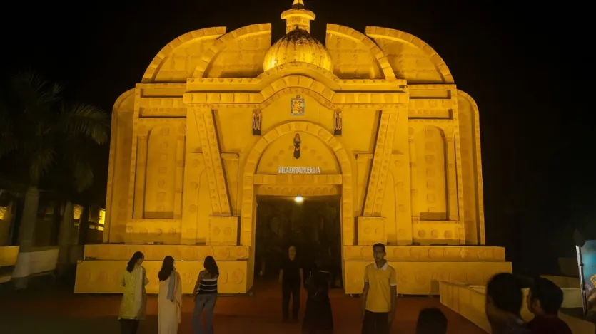 नोएडा के सेक्टर 34 में बंजिया समिति की ओर से खूबसूरत पांडाल लगाया गया है। भक्तों को रोज प्रसाद भी बांटा जा रहा है।