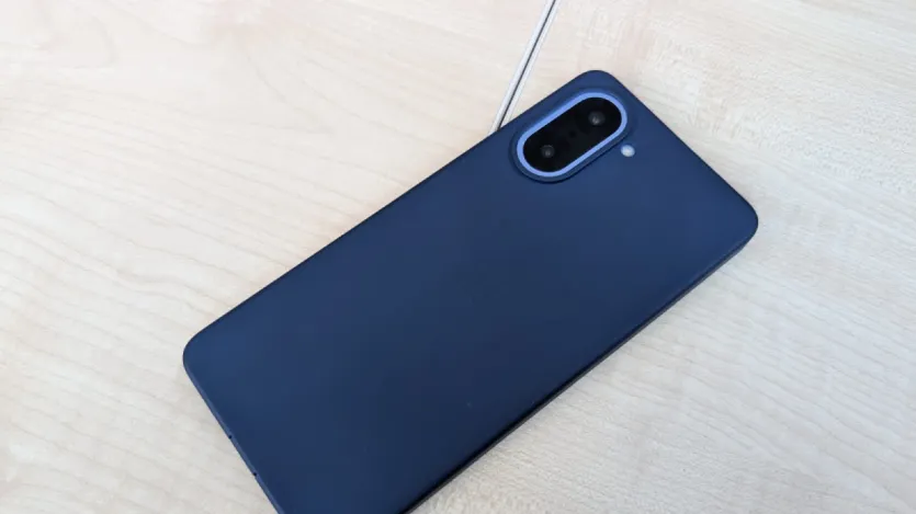 इस फोन में 6.77 इंच का FHD+ डिस्प्ले दिया गया है। यह फोन AMOLED डिस्प्ले के साथ आता है, जिसमें 3000 निट्स तक की पीक ब्राइटनेस और 120Hz रिफ्रेश रेट फीचर का सपोर्ट मिलेगा। यह फोन MediaTek Dimensity 8350 Apex प्रोसेसर पर काम करता है, जिसके साथ 12GB रैम और 256GB स्टोरेज मिलेगा।