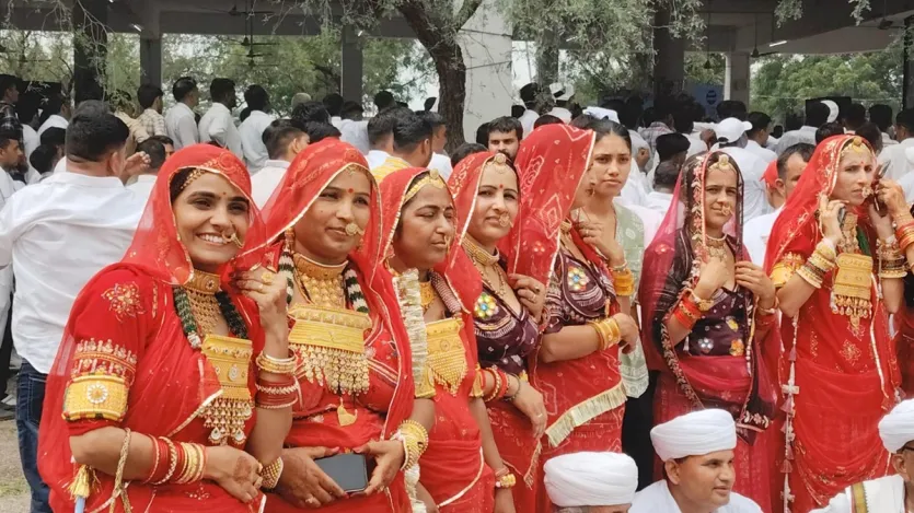 मेले में शामिल महिलाओं के गहनों की चमक देखते ही बनती थी। कई महिलाएं एक किलो से ज्यादा सोना धारण किए नजर आईं। मेले में शामिल महिलाओं के गहनों की चमक देखते ही बनती थी। कई महिलाएं एक किलो से ज्यादा सोना धारण किए नजर आईं।