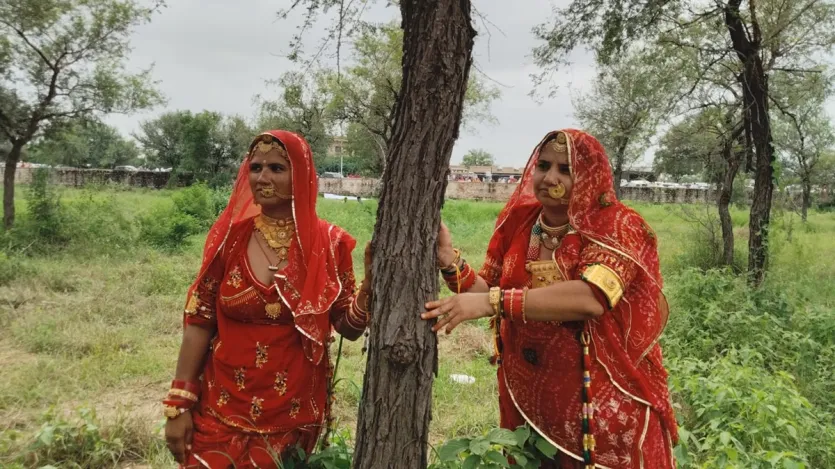 खास बात यह रही कि हजारों की भीड़ और करोड़ों के गहनों के बीच भी मेले का वातावरण पूरी तरह सुरक्षित और सुकूनभरा रहा। महिलाओं ने बिना किसी भय के अपने गहनों का प्रदर्शन किया और हर कोई उनके श्रृंगार और आत्मविश्वास को देखकर अचंभित रह गया। खास बात यह रही कि हजारों की भीड़ और करोड़ों के गहनों के बीच भी मेले का वातावरण पूरी तरह सुरक्षित और सुकूनभरा रहा। महिलाओं ने बिना किसी भय के अपने गहनों का प्रदर्शन किया और हर कोई उनके श्रृंगार और आत्मविश्वास को देखकर अचंभित रह गया।