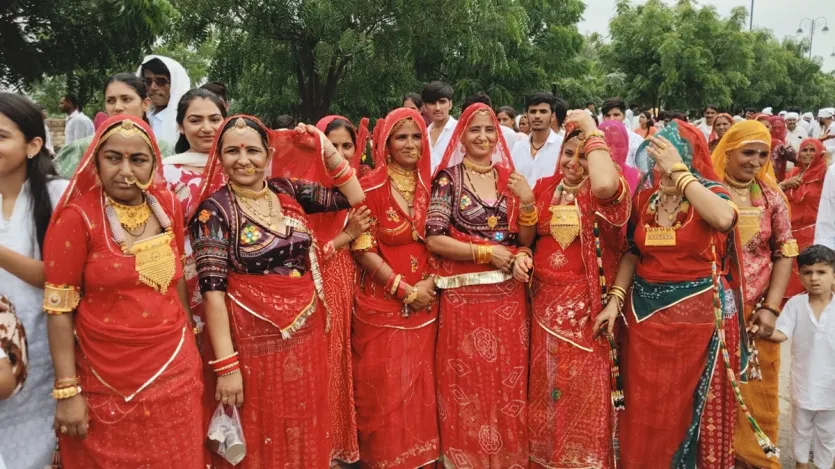 महिलाओं में इस मेले को लेकर खासा उत्साह रहता है। वे मां अमृता को श्रद्धांजलि देने के लिए विशेष तौर से श्रृंगार करके पूरी तरह से गहनों से लदकर खेजड़ली मेले में पहुंचती हैं।
(रिपोर्ट- चंद्रशेखर व्यास) महिलाओं में इस मेले को लेकर खासा उत्साह रहता है। वे मां अमृता को श्रद्धांजलि देने के लिए विशेष तौर से श्रृंगार करके पूरी तरह से गहनों से लदकर खेजड़ली मेले में पहुंचती हैं।
(रिपोर्ट- चंद्रशेखर व्यास)