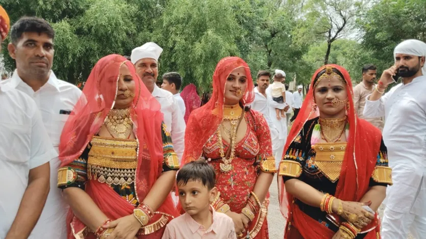 यह कोई अपवाद नहीं बल्कि आम दृश्य था। बाजार की कीमत से हिसाब लगाएं तो प्रत्येक महिला के गहनों की कीमत एक करोड़ रुपये से भी अधिक आंकी गई। यह कोई अपवाद नहीं बल्कि आम दृश्य था। बाजार की कीमत से हिसाब लगाएं तो प्रत्येक महिला के गहनों की कीमत एक करोड़ रुपये से भी अधिक आंकी गई।