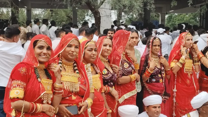 बिश्नोई समाज की महिलाओं के लिए यह केवल आभूषण नहीं बल्कि परंपरा, संस्कृति और गौरव का प्रतीक है। मेले में पहुंचने वाली हर महिला का पहला शौक यही होता है कि वह पूरे साज-श्रृंगार के साथ शामिल हो और अपनी संस्कृति का भव्य प्रदर्शन करे। बिश्नोई समाज की महिलाओं के लिए यह केवल आभूषण नहीं बल्कि परंपरा, संस्कृति और गौरव का प्रतीक है। मेले में पहुंचने वाली हर महिला का पहला शौक यही होता है कि वह पूरे साज-श्रृंगार के साथ शामिल हो और अपनी संस्कृति का भव्य प्रदर्शन करे।