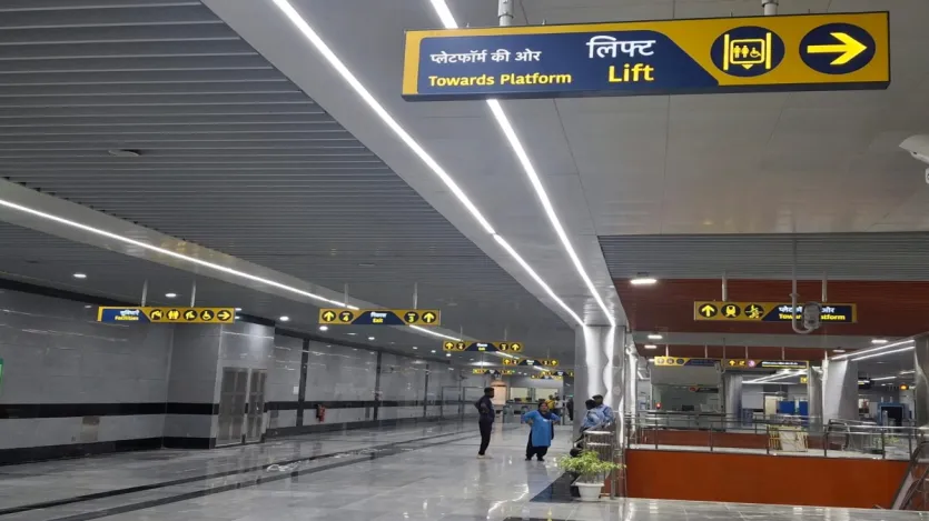 इतनी गहराई के बावजूद यात्रियों की सुविधा का ध्यान रखा गया है और प्रत्येक प्रवेश-निकास द्वार पर एक लेवल से दूसरे लेवल पर आने-जाने को अलग-अलग जगहों पर कुल 20 एस्केलेटर्स का प्रावधान है।
