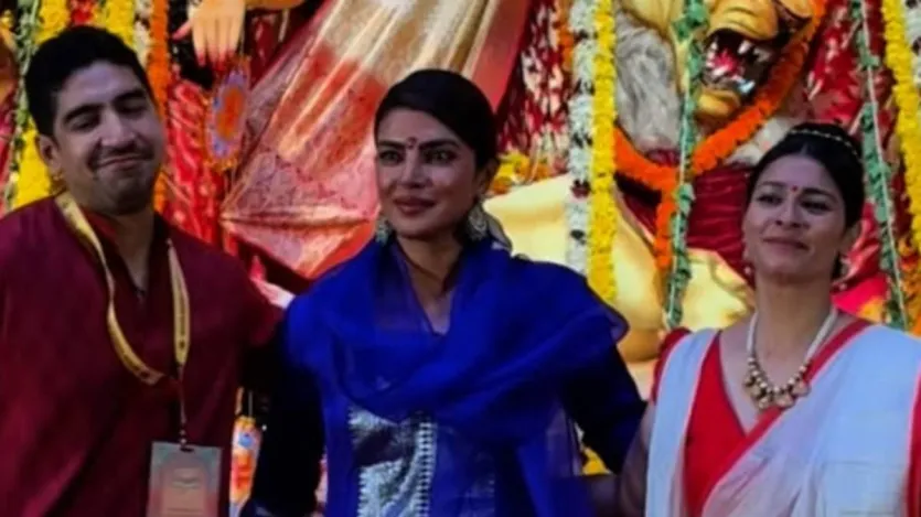 प्रियंका जैसे ही दुर्गा पंडाल पहुंचीं, अयान ने उनका स्वागत किया और पंडाल के अंदर ले गए। इसके बाद प्रियंका ने मुखर्जी परिवार के साथ फोटोज के लिए पोज भी दिए। उन्होंने काजोल की बहन तनीषा मुखर्जी और अयान मुखर्जी के साथ भी पोज दिए।