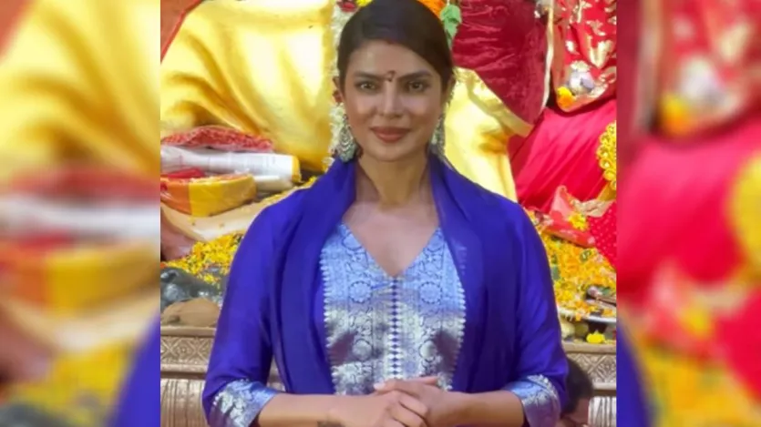 यहां प्रियंका सुर्ख नीले रंग के सूट में पहुंची थीं, जिसमें वह हमेशा की तरह देसी गर्ल वाइब देती दिखीं। उनका अंदाज हमेशा की तरह टॉप नॉच था। प्रियंका के माथे पर टीका और मांग में सिंदूर देख उनके फैंस का कहना है कि प्रियंका का देसी गर्ल वाला चार्म आज भी बरकरार है।