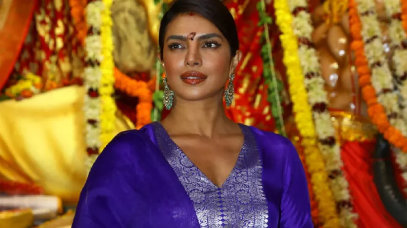 प्रियंका चोपड़ा अब विदेश में बस चुकी हैं, लेकिन अक्सर वह काम के सिलसिले में भारत आती रहती हैं। कभी फिल्म की शूटिंग तो कभी घरेलू फंक्शन के चलते प्रियंका अक्सर भारत पहुंचती हैं और जब भी आती हैं तो तमाम हसिनाओं को पीछे छोड़कर सारी लाइमलाइट लूट लेती हैं।