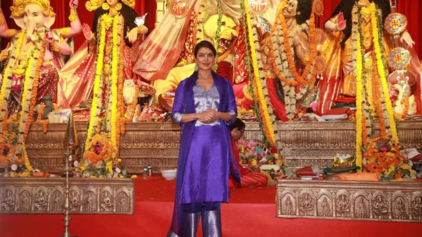  प्रियंका चोपड़ा इन दिनों भी मुंबई में हैं और हाल ही में वह रानी मुखर्जी और काजोल के नॉर्थ बॉम्बे स्थित दुर्गा पंडाल भी पहुंचीं, जहां उनका अंदाज देख उनके फैन खुश हो गए। प्रियंका कुछ मिनटों के लिए ही दुर्गा पंडाल पहुंची थीं और इन कुछ मिनटों में ही उन्होंने सारी लाइमलाइट अपने नाम कर ली।