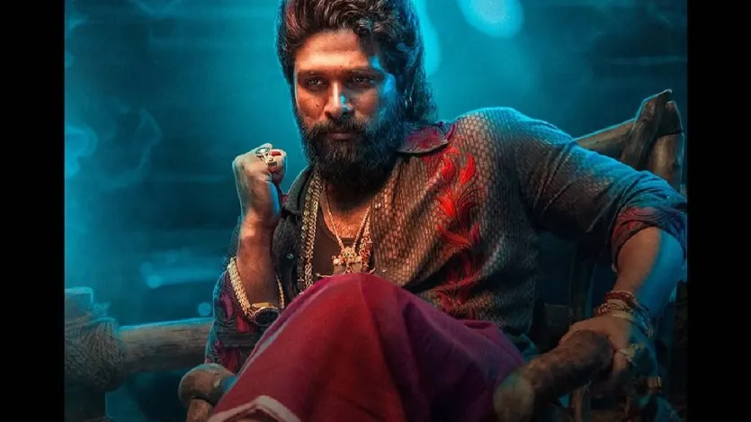 दिसंबर 2024 में साउथ सुपरस्टार अल्लू अर्जुन के पीछे भी भगदड़ मच चुकी है। अल्लू अपनी फिल्म 'पुष्पा 2' की रिलीज के बाद हैदराबाद के संध्या थिएटर पहुंचे थे, जैसे ही सुपरस्टार के फैंस को इसकी भनक लगी थिएटर के बाहर भीड़ जमा हो गई। एकाएक भीड़ बेकाबू हो गई और भगदड़ मच गई। इस भगदड़ में एक महिला की मौत हो गई और उसका बेटा गंभीर रूप से घायल हो गया।