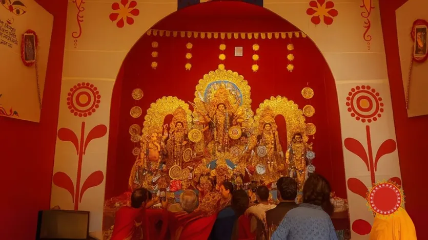 नोएडा में ही सप्तरशि संघ की ओर से सेक्टर 50 में एक बड़ा दुर्गा पांडाल लगाया गया है। हर रोज यहां बड़ी संख्या में भक्त पहुंचते हैं।