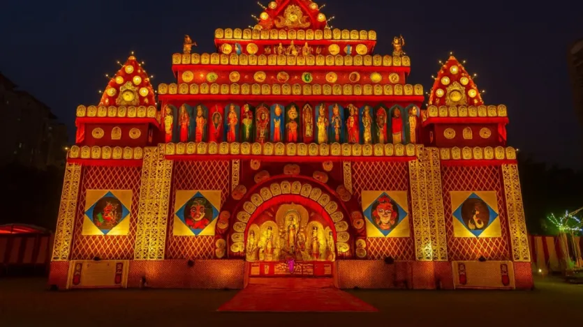 नोएडा के सेक्टर 137 में सर्वोजेनिन समित की ओर से भी दुर्गा पांडाल सजाया गया है। आप यहां पहुंचकर दर्शन कर सकते हैं। 